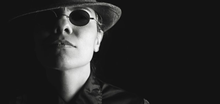 金铲铲之战大数据棋子费效比柱状图，展示1费到5费各价位棋子的平均增益值对比，靛蓝色渐变色柱，深色背景风格